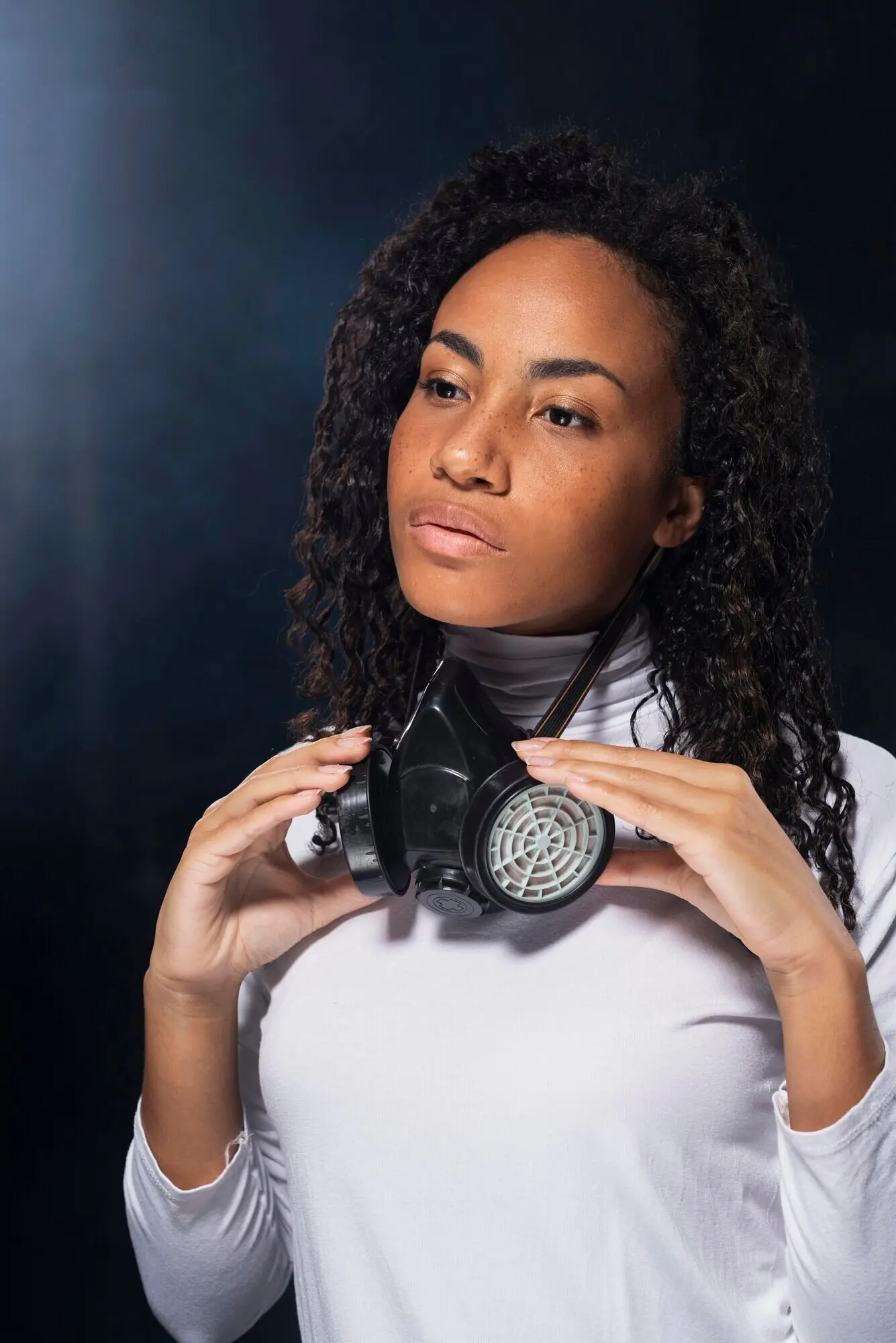 Frau mit Atemschutzmaske